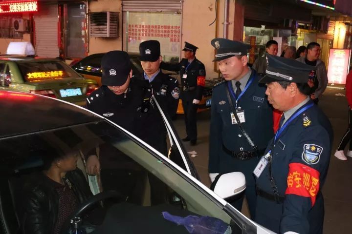 陳常紅和隊員正在檢查車(chē)況